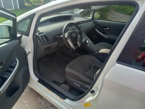 White 2010 Toyota Prius II
