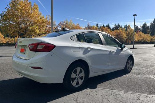 White 2018 Chevrolet Cruze LS