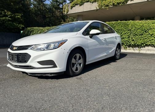 White 2018 Chevrolet Cruze LS