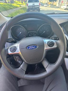 Gray 2014 Ford Focus SE