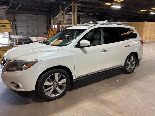 White 2016 Nissan Pathfinder Platinum