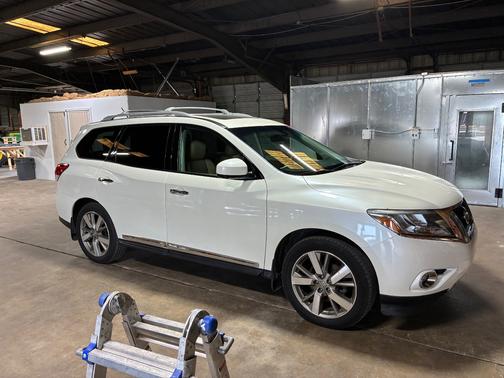 White 2016 Nissan Pathfinder Platinum