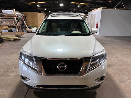 White 2016 Nissan Pathfinder Platinum