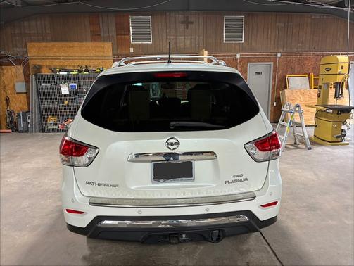 White 2016 Nissan Pathfinder Platinum