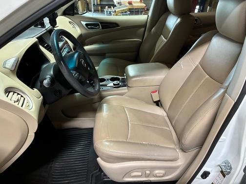 White 2016 Nissan Pathfinder Platinum