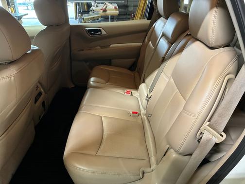 White 2016 Nissan Pathfinder Platinum