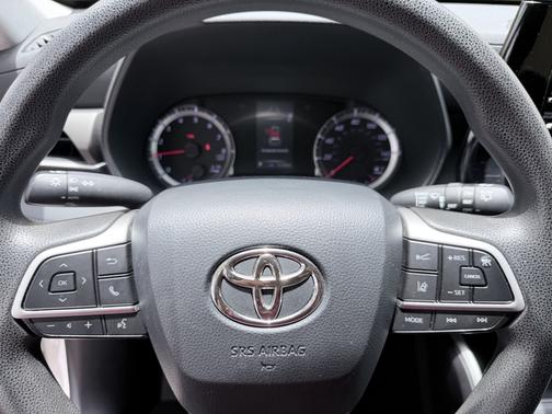 White 2022 Toyota Highlander L