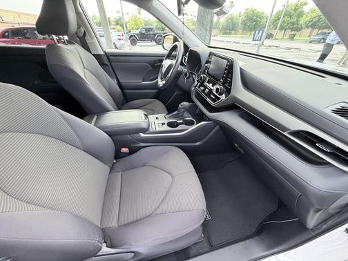 White 2022 Toyota Highlander L