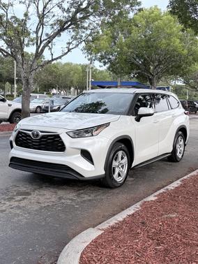 White 2022 Toyota Highlander L