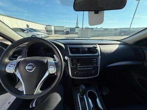 White 2016 Nissan Altima 2.5 SR