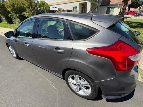 Gray 2014 Ford Focus SE