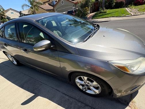 Gray 2014 Ford Focus SE