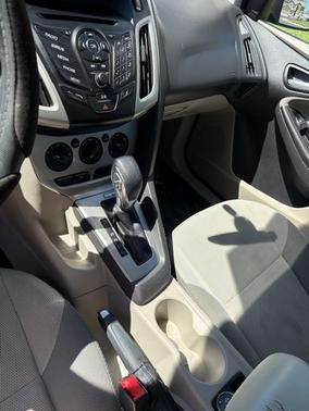 Gray 2014 Ford Focus SE