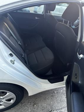 White 2018 Kia Forte LX