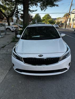 White 2018 Kia Forte LX