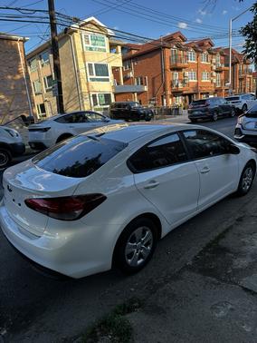White 2018 Kia Forte LX