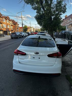 White 2018 Kia Forte LX