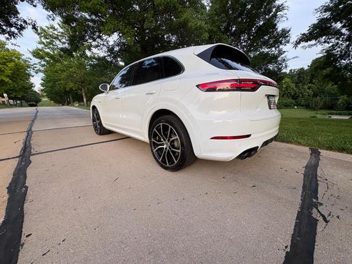 White 2019 Porsche Cayenne Cayenne E-Hybrid