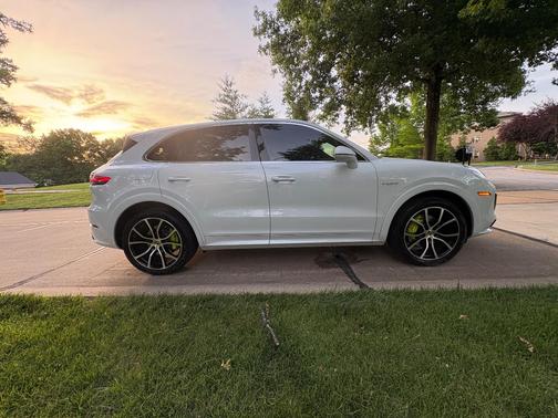 White 2019 Porsche Cayenne Cayenne E-Hybrid