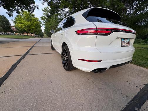 White 2019 Porsche Cayenne Cayenne E-Hybrid