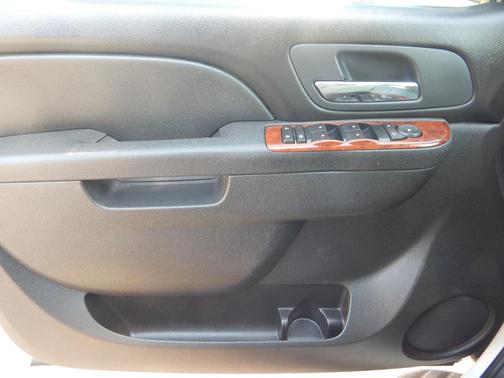 White 2011 Chevrolet Avalanche 1500 LS