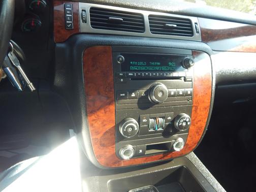 White 2011 Chevrolet Avalanche 1500 LS