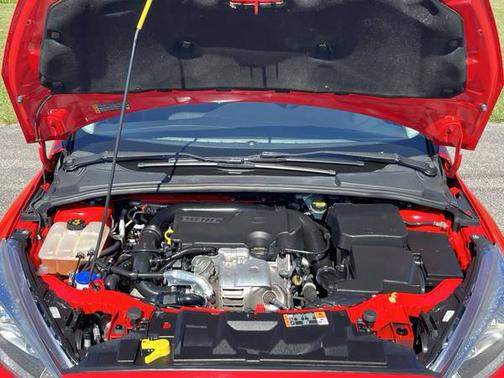 Red 2016 Ford Focus SE