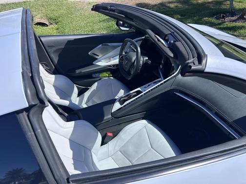 White 2024 Chevrolet Corvette Stingray w/2LT