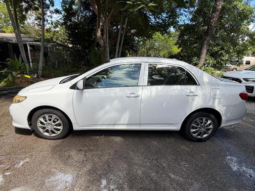 White 2010 Toyota Corolla LE