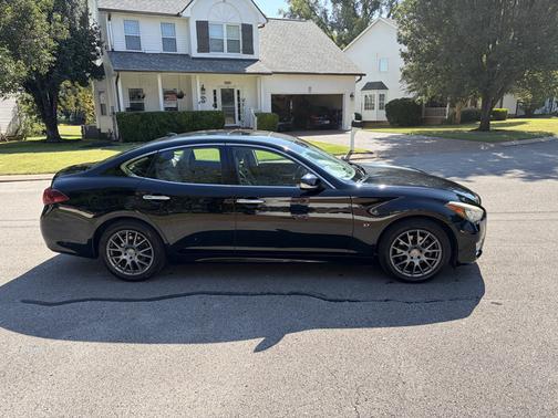 Black 2015 INFINITI Q70 3.7