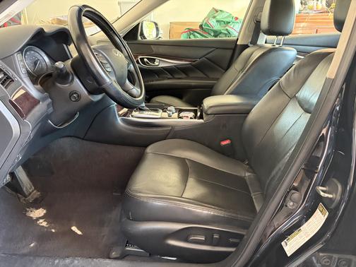 Black 2015 INFINITI Q70 3.7