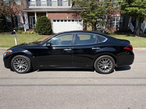 Black 2015 INFINITI Q70 3.7