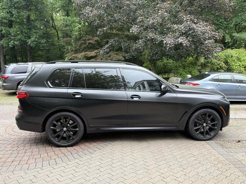 Black 2023 BMW X7 M60i