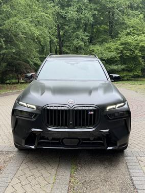 Black 2023 BMW X7 M60i
