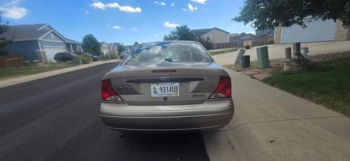 Beige 2004 Ford Focus SE