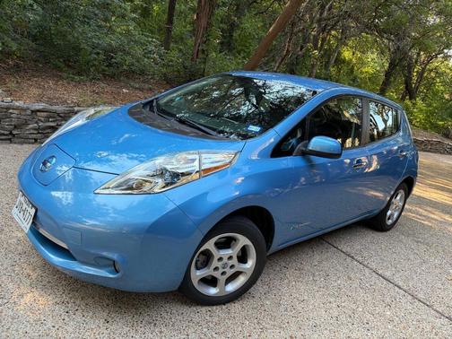 Blue 2014 Nissan Leaf SV