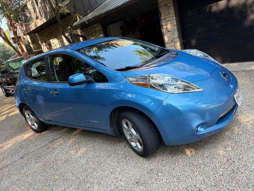 Blue 2014 Nissan Leaf SV