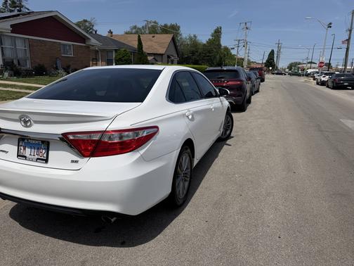 White 2017 Toyota Camry SE