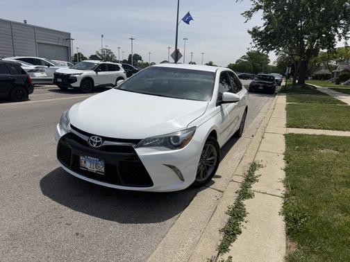 White 2017 Toyota Camry SE