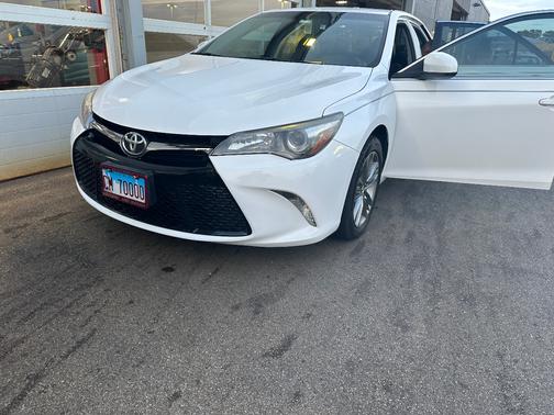 White 2017 Toyota Camry SE