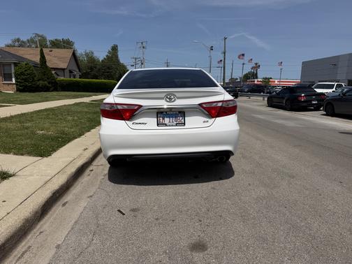 White 2017 Toyota Camry SE
