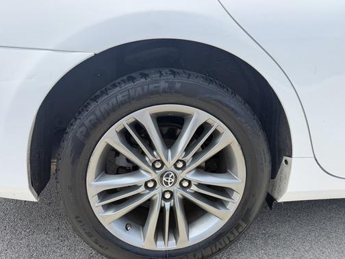 White 2017 Toyota Camry SE