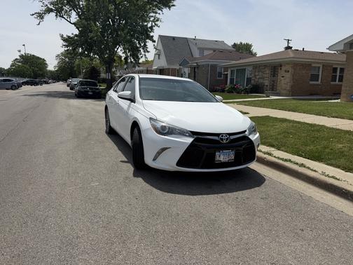 White 2017 Toyota Camry SE