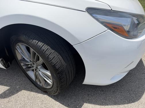 White 2017 Toyota Camry SE
