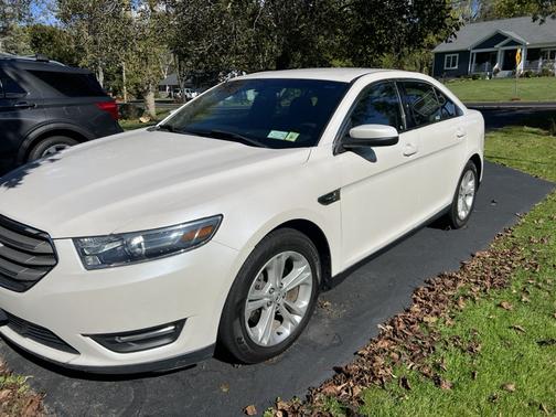 White 2017 Ford Taurus SEL