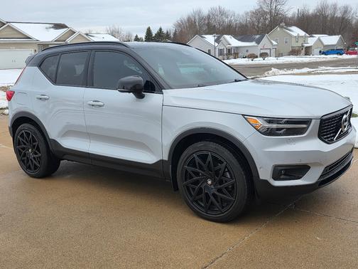 2022 Volvo XC40 T5 R-Design