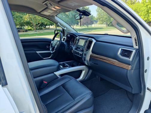 2017 Nissan Titan SL