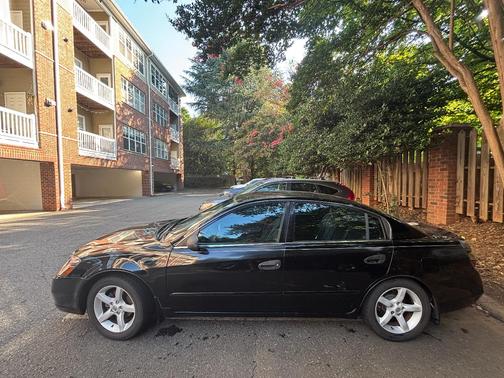 Black 2005 Nissan Altima 3.5 SE
