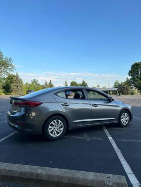 Gray 2018 Hyundai ELANTRA SE