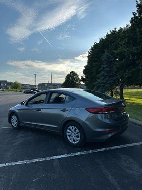Gray 2018 Hyundai ELANTRA SE